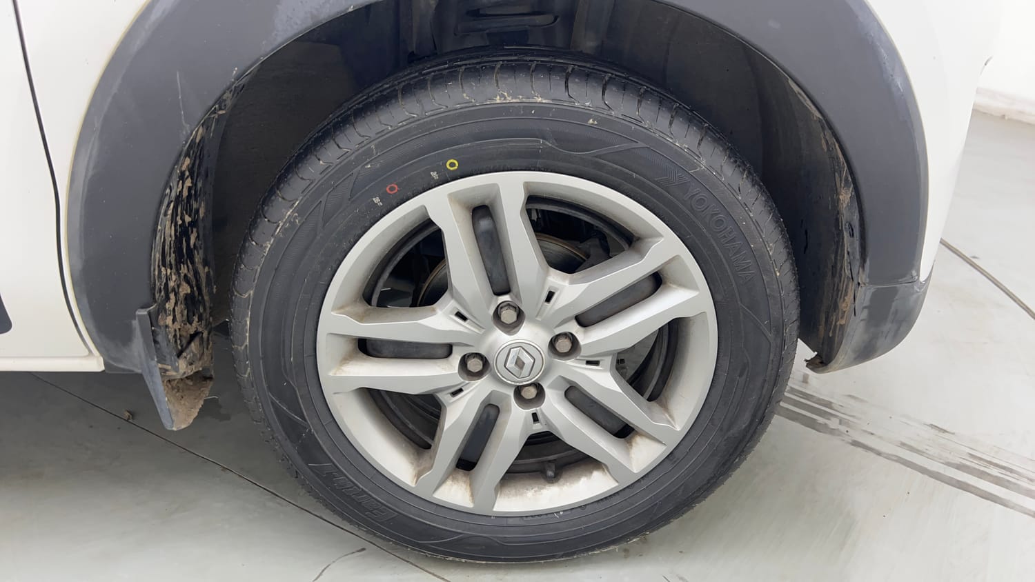 Used 2022 Renault Triber RXZ Petrol Automatic tyres RIGHT FRONT TYRE RIM VIEW