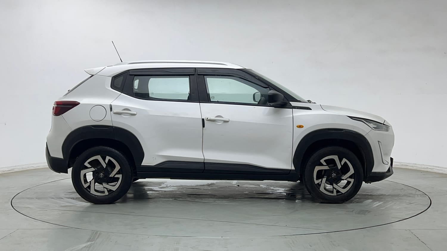 Used 2022 Nissan Magnite XE Petrol Manual exterior RIGHT SIDE VIEW