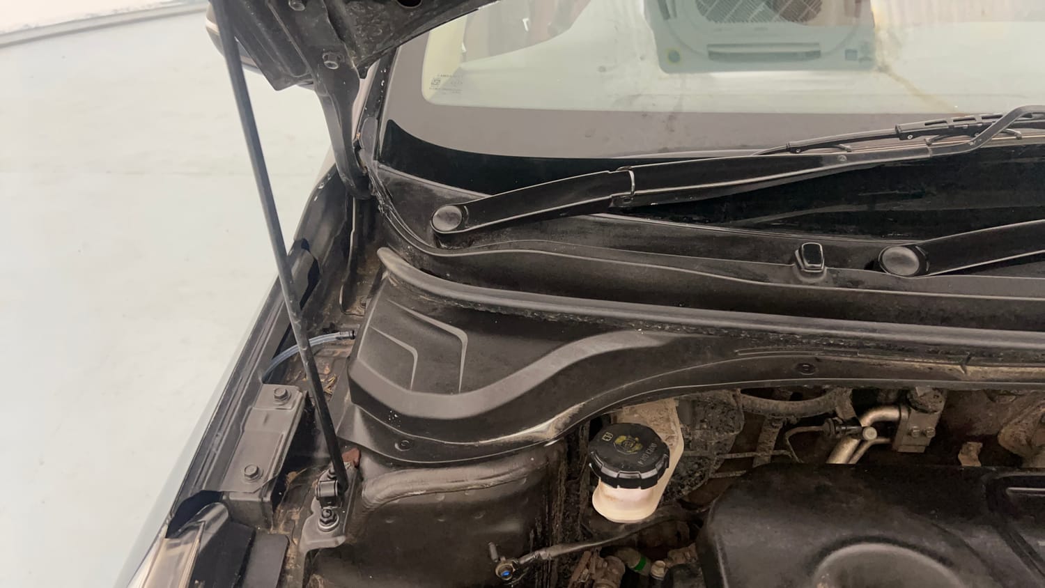 Used 2018 Hyundai Verna SX 1.6 VTVT Petrol Manual engine ENGINE RIGHT SIDE HINGE & APRON VIEW