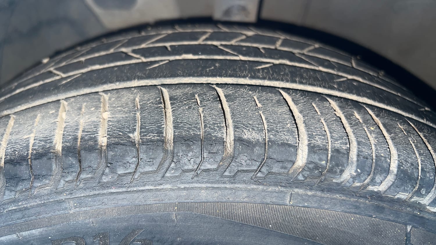 Used 2023 Hyundai New i20 Asta (O) 1.2 MT Petrol Manual tyres LEFT FRONT TYRE TREAD VIEW