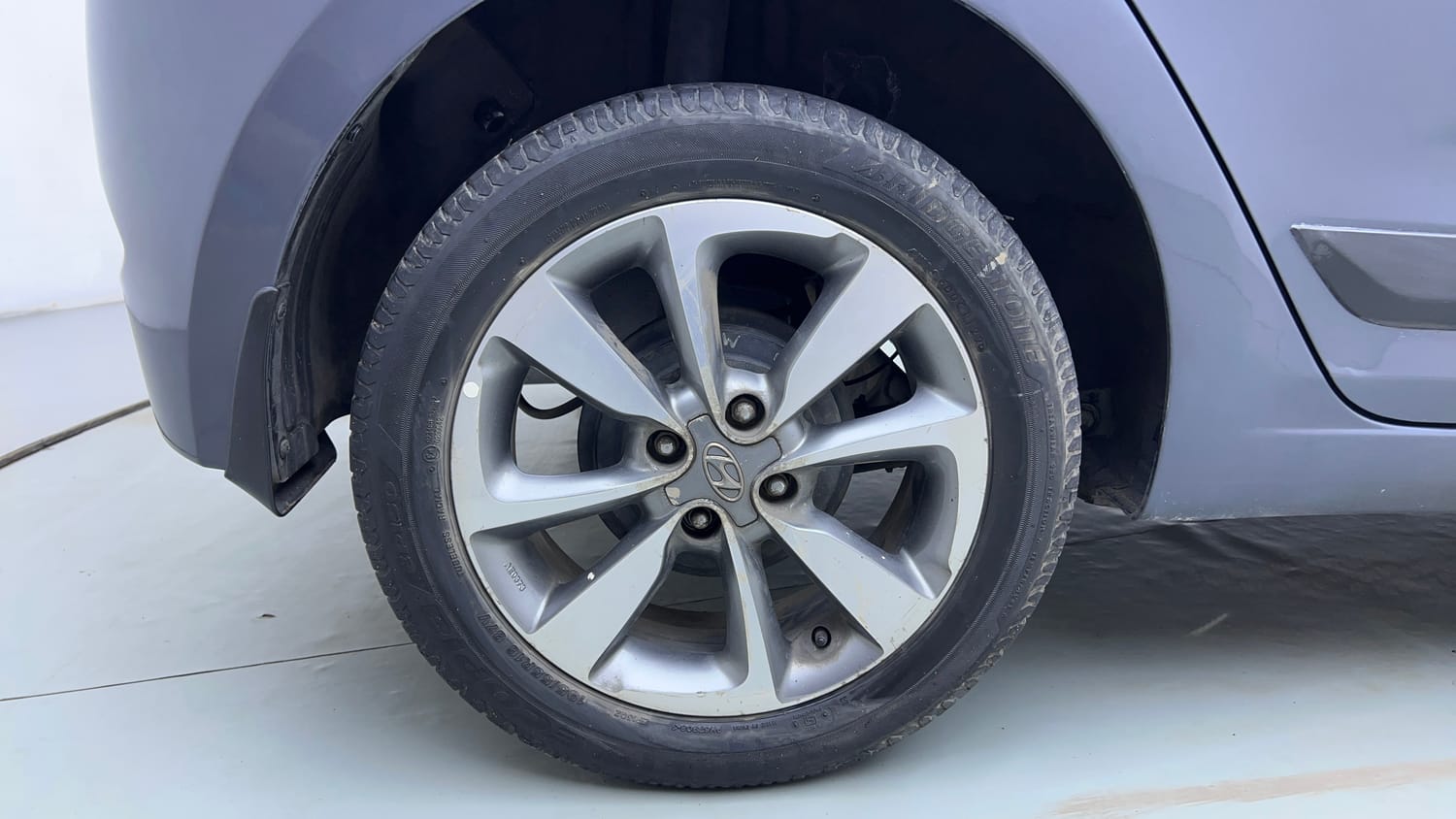 Used 2016 Hyundai Elite i20 Asta 1.2 Petrol Manual tyres RIGHT REAR TYRE RIM VIEW