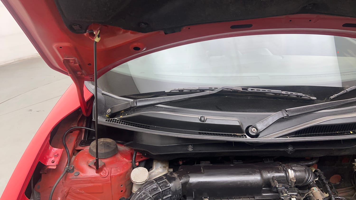 Used 2022 Maruti Suzuki Swift LXi Petrol Manual engine ENGINE RIGHT SIDE HINGE & APRON VIEW