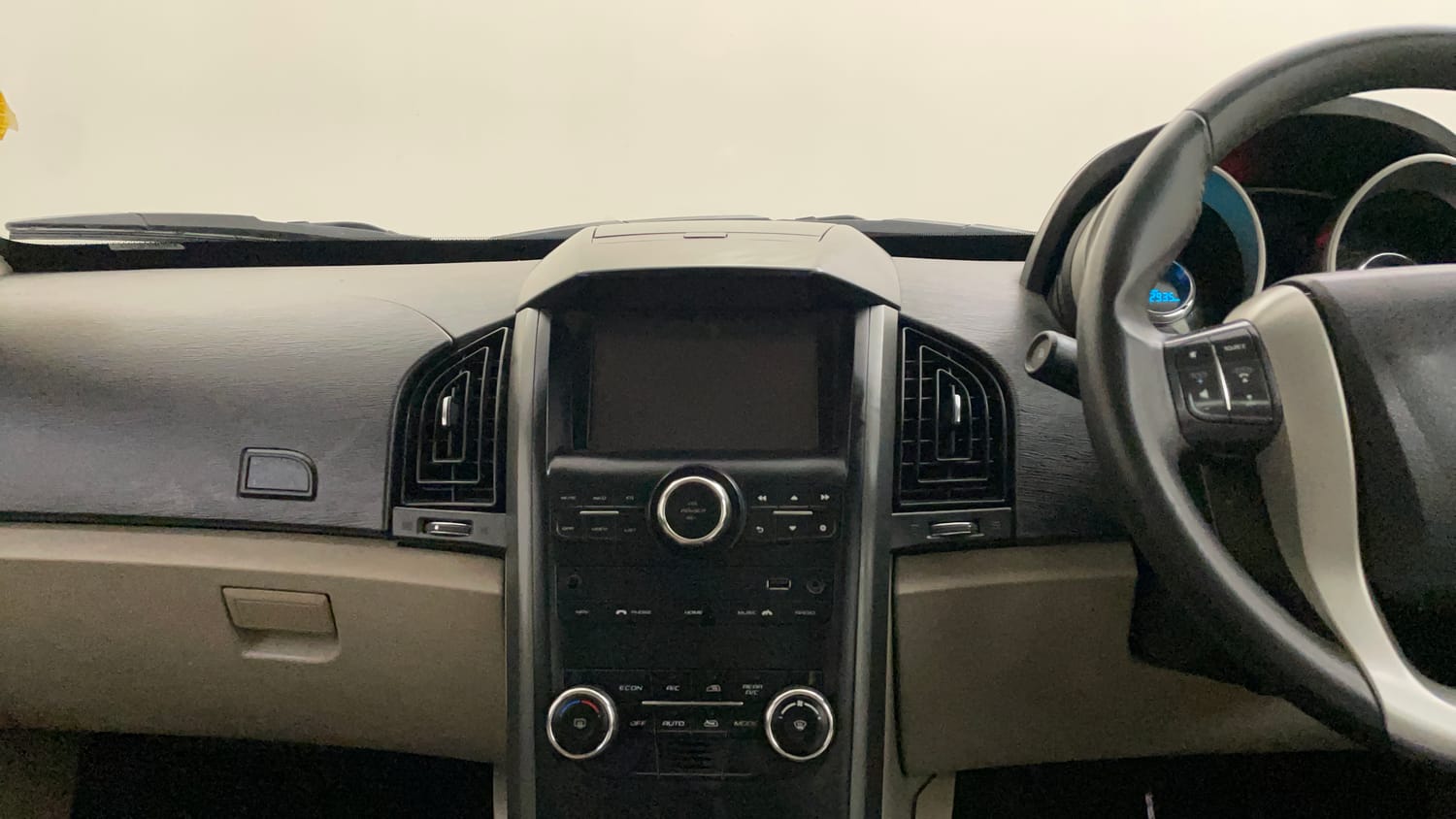 Used 2018 Mahindra XUV500 W9 AT Diesel Automatic interior MUSIC SYSTEM & AC CONTROL VIEW