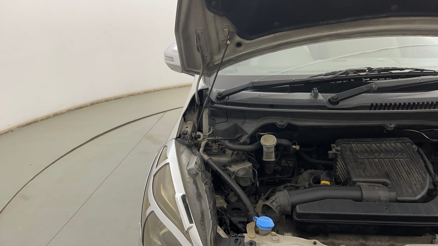 Used 2014 Maruti Suzuki Ertiga ZXi Petrol Manual engine ENGINE RIGHT SIDE HINGE & APRON VIEW