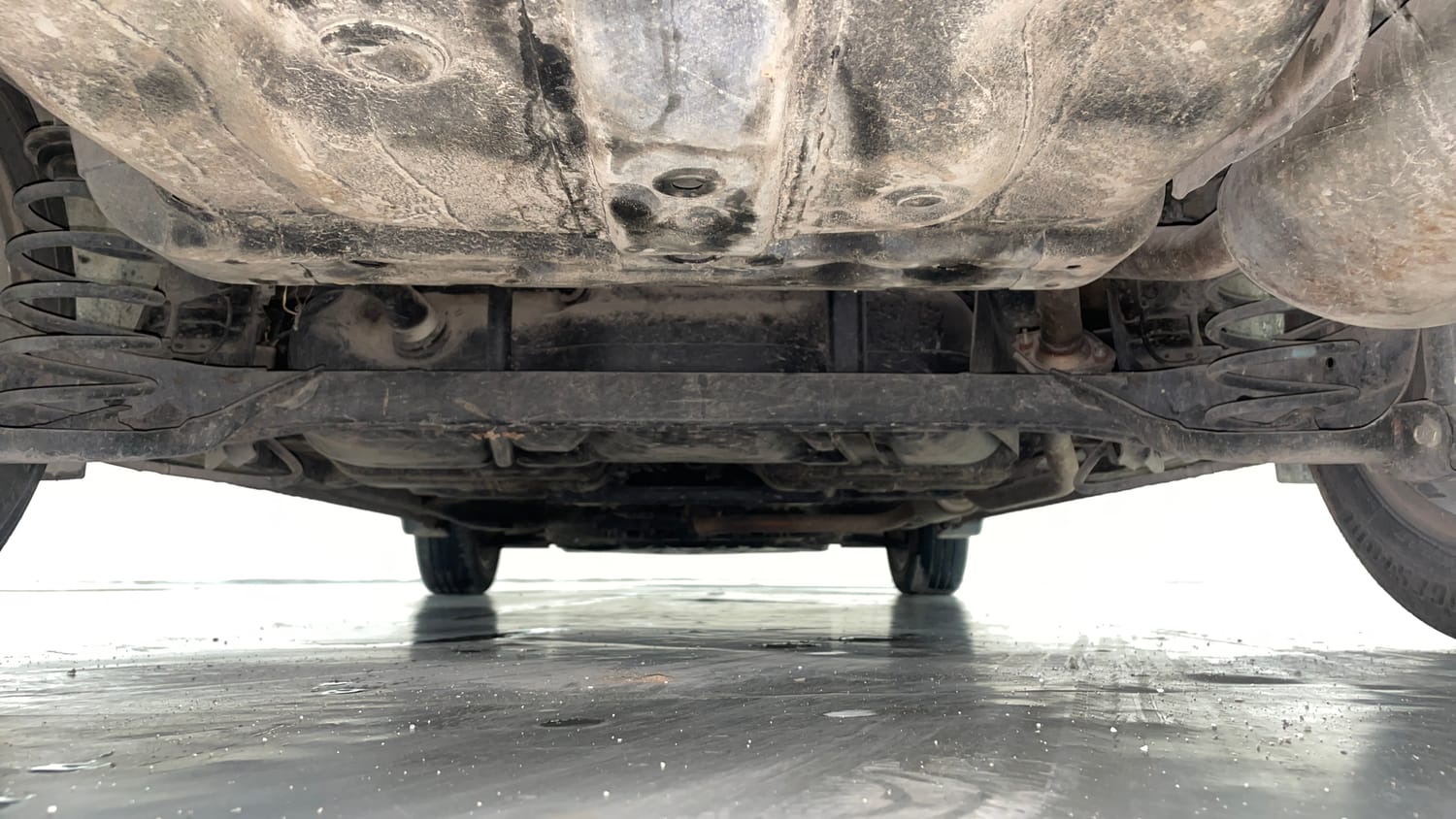 Used 2016 Honda City VX Petrol Manual extra REAR UNDERBODY VIEW (TAKEN FROM REAR)