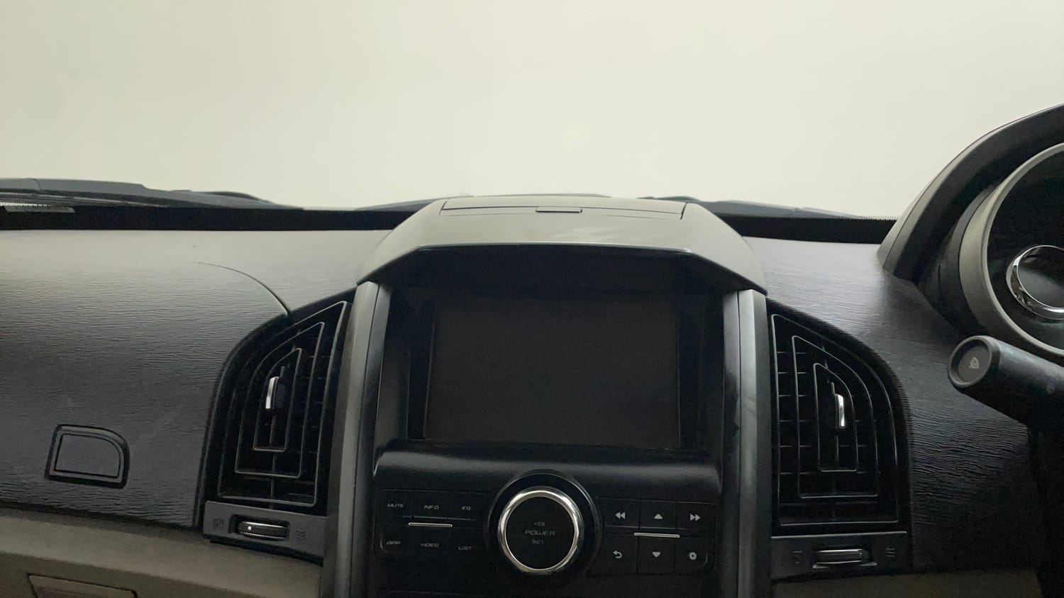 Used 2018 Mahindra XUV500 W9 AT Diesel Automatic top_features Integrated (in-dash) music system