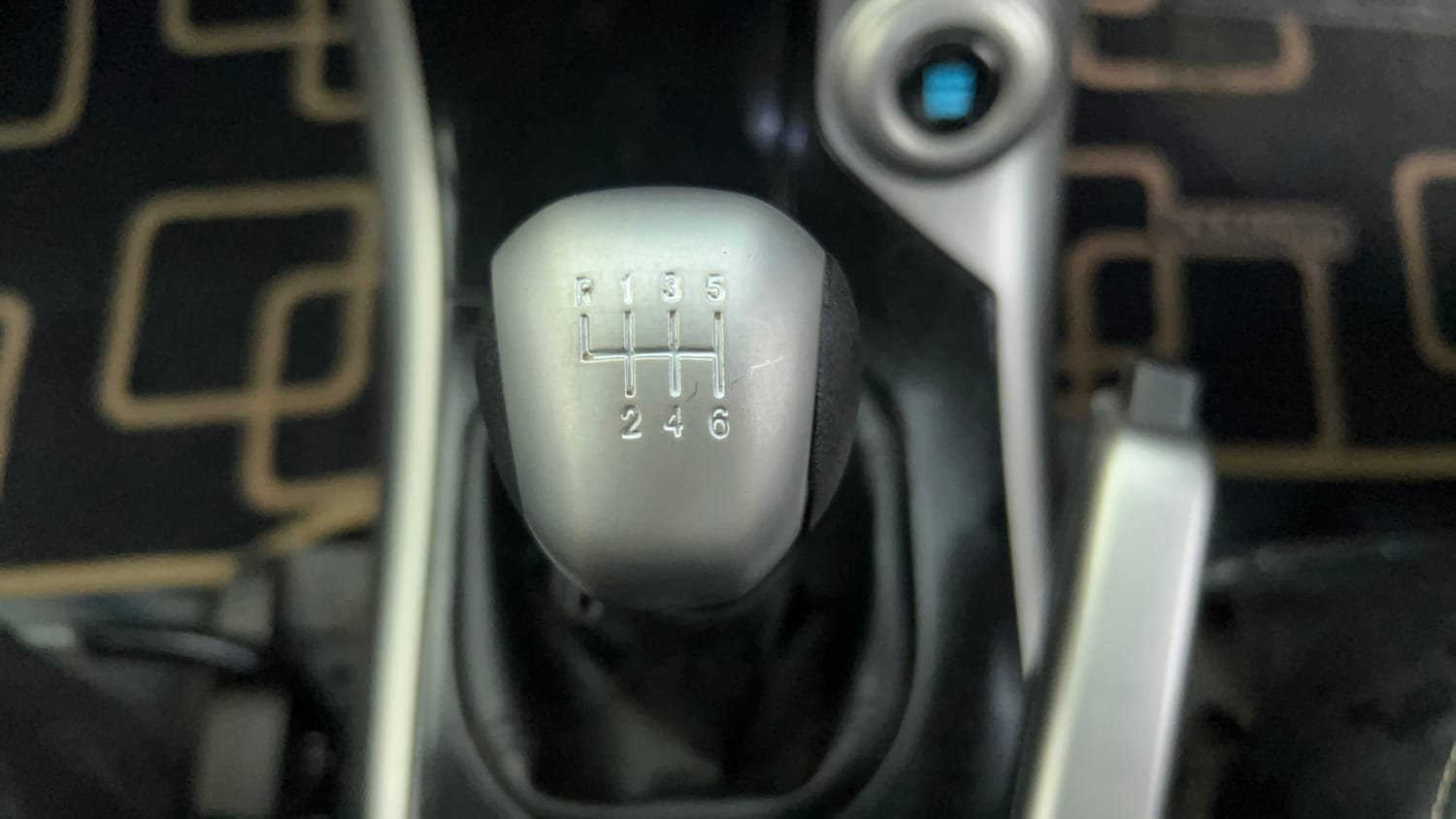 Used 2021 Mahindra XUV500 W9 Diesel Manual interior GEAR  KNOB VIEW