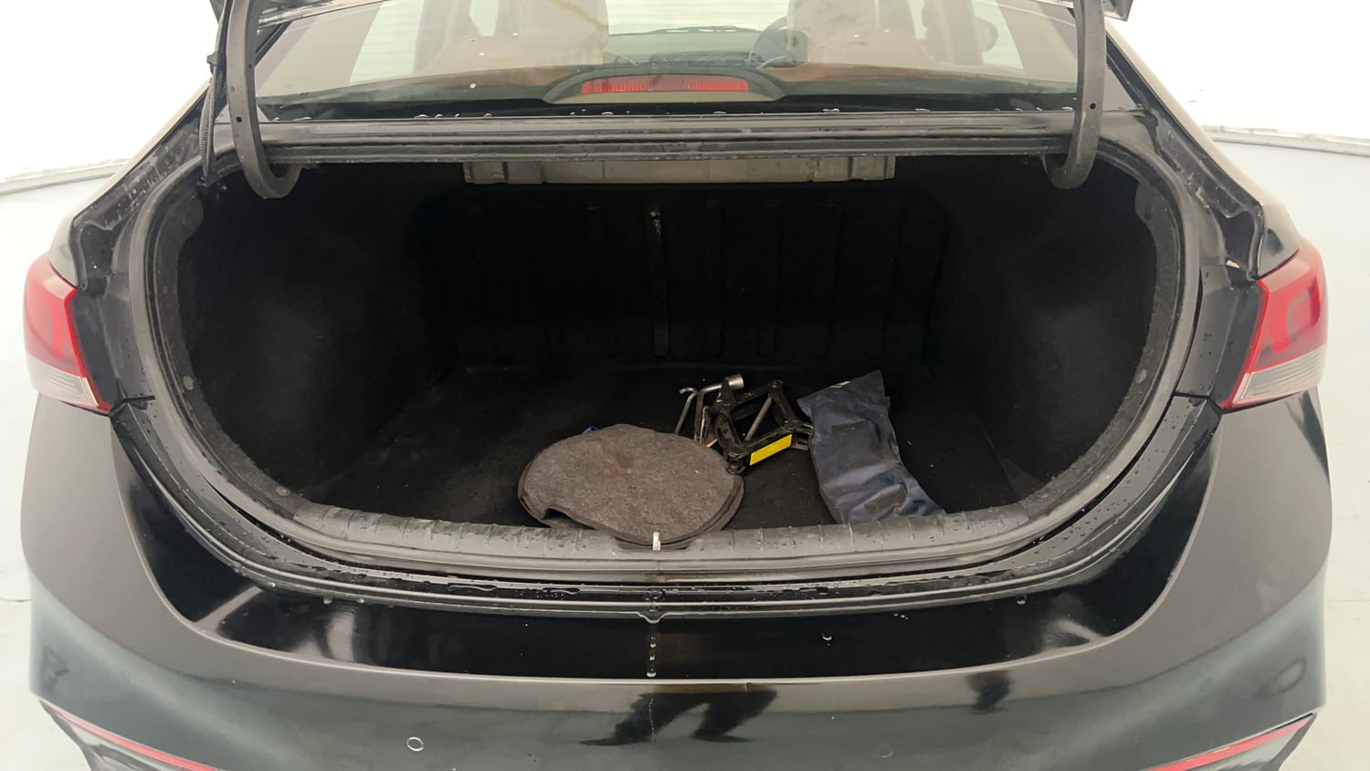Used 2018 Hyundai Verna SX 1.6 VTVT Petrol Manual interior DICKY INSIDE VIEW