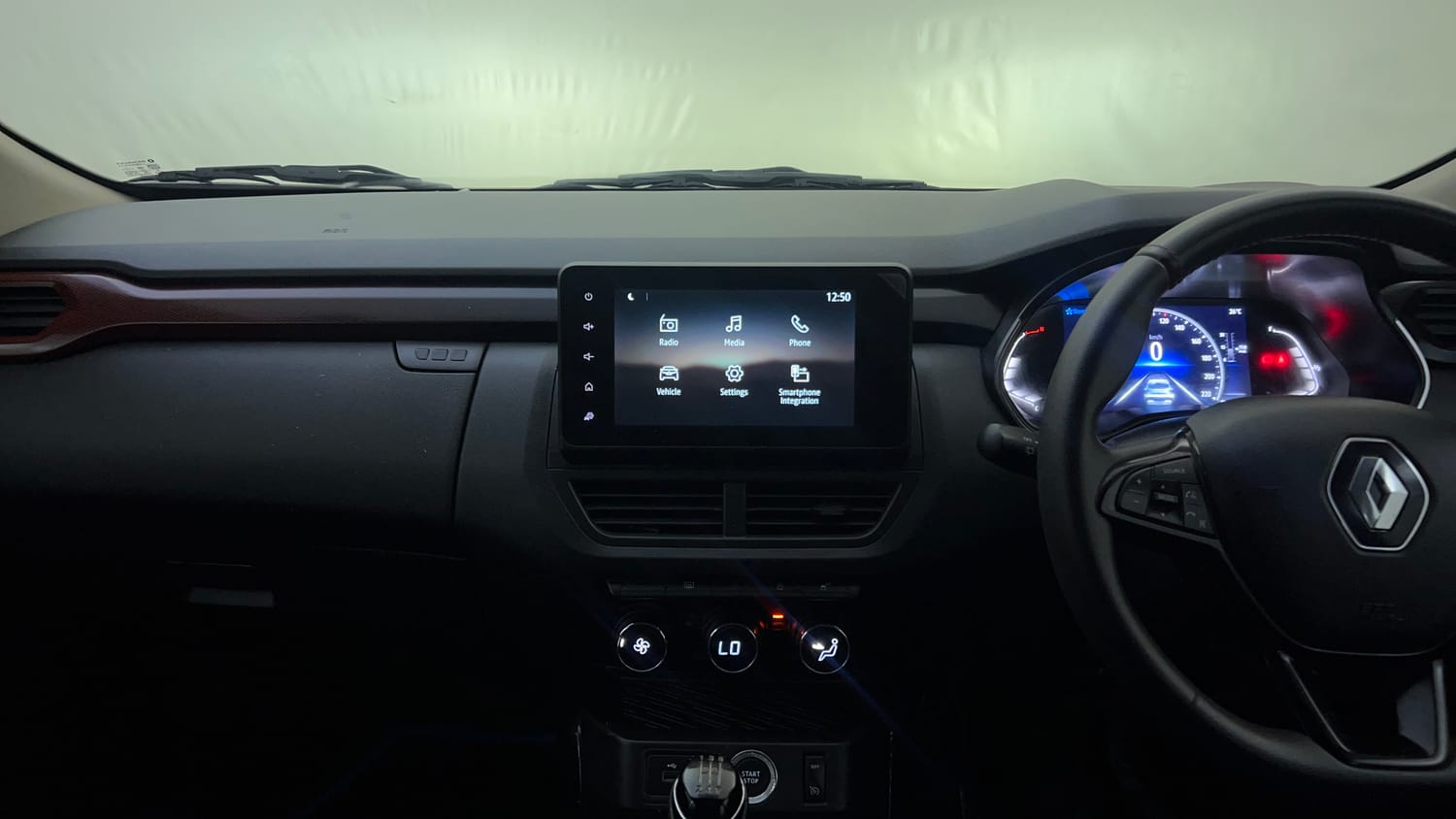 Used 2023 Renault Kiger RXZ Turbo MT Petrol Manual interior MUSIC SYSTEM & AC CONTROL VIEW