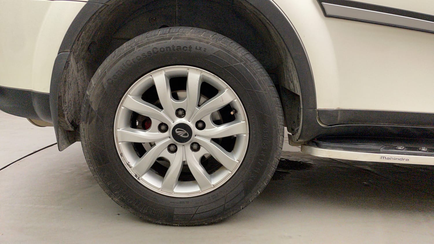 Used 2018 Mahindra XUV500 W9 AT Diesel Automatic tyres RIGHT REAR TYRE RIM VIEW