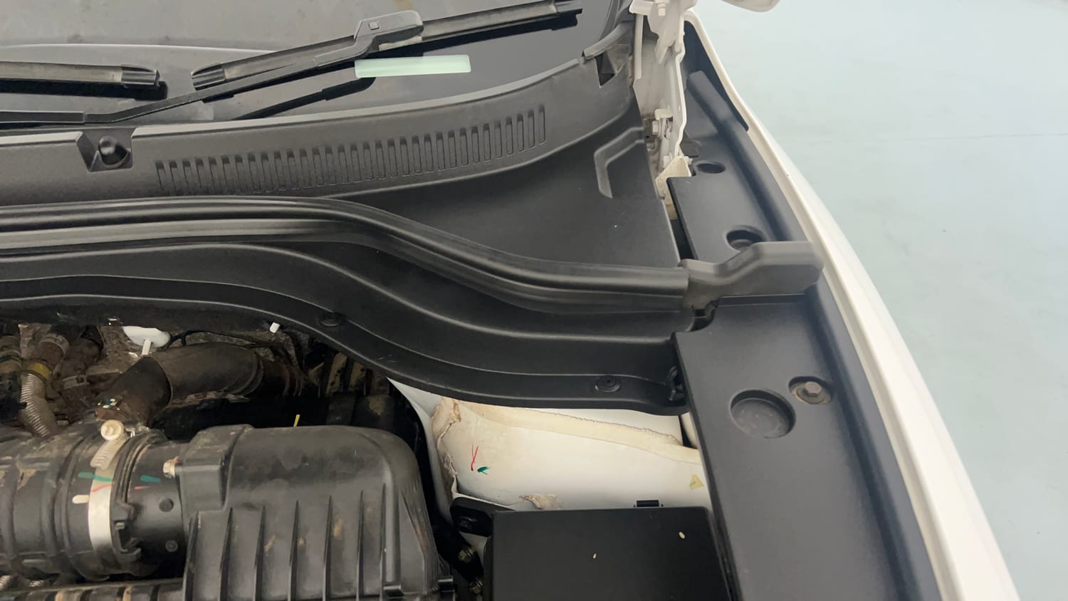 Used 2025 Mahindra XUV700 AX5 Petrol MT 7 STR Petrol Manual engine ENGINE LEFT SIDE HINGE & APRON VIEW