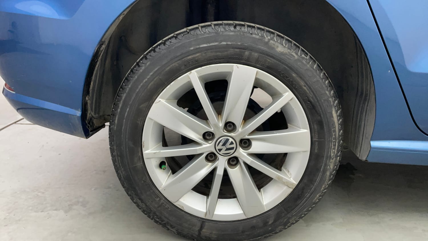 Used 2016 Volkswagen Ameo Highline 1.5L AT Diesel Automatic tyres RIGHT REAR TYRE RIM VIEW