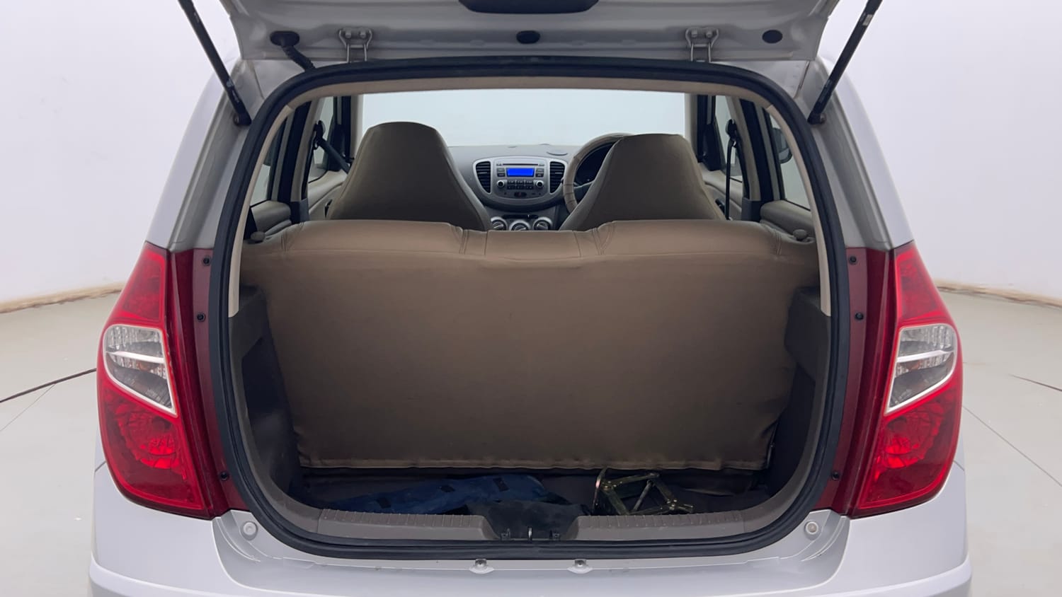 Used 2015 Hyundai i10 Magna 1.1 iRDE2 Petrol Manual interior DICKY INSIDE VIEW