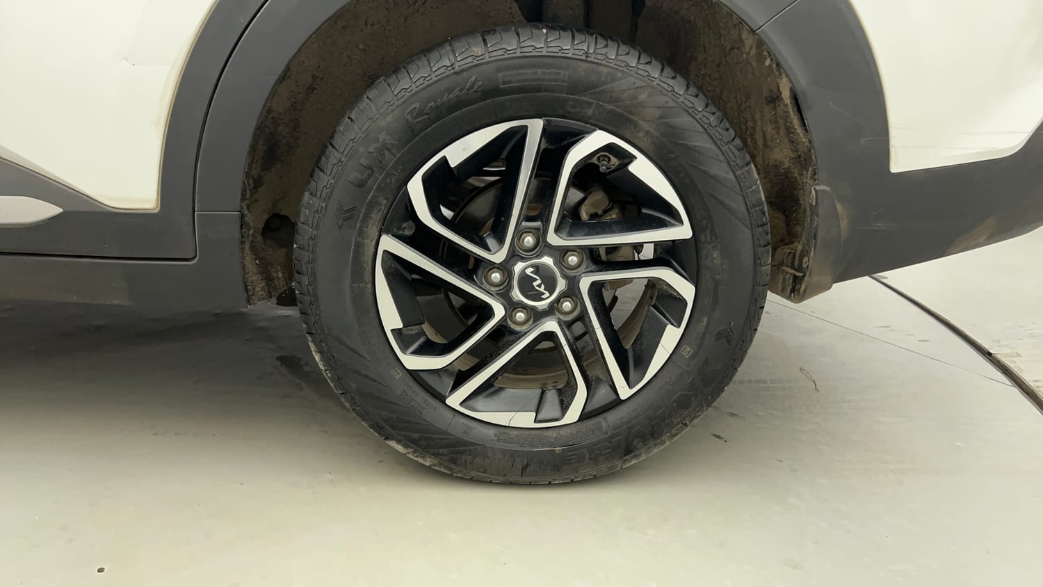 Used 2022 Kia Carens Luxury Plus 1.4 Petrol 7 STR Petrol Manual tyres LEFT REAR TYRE RIM VIEW