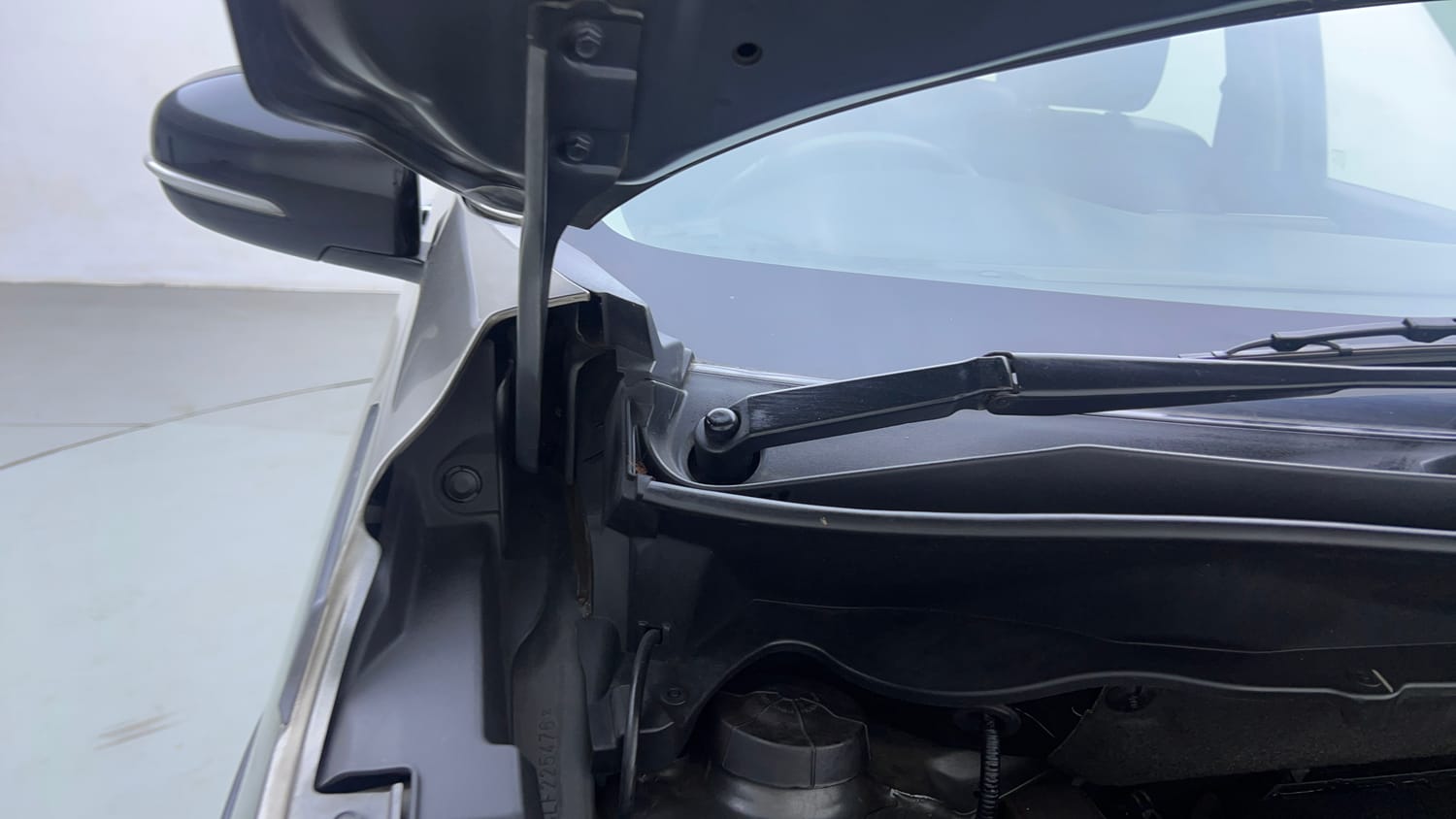 Used 2020 Maruti Suzuki XL6 Alpha MT Petrol Petrol Manual engine ENGINE RIGHT SIDE HINGE & APRON VIEW