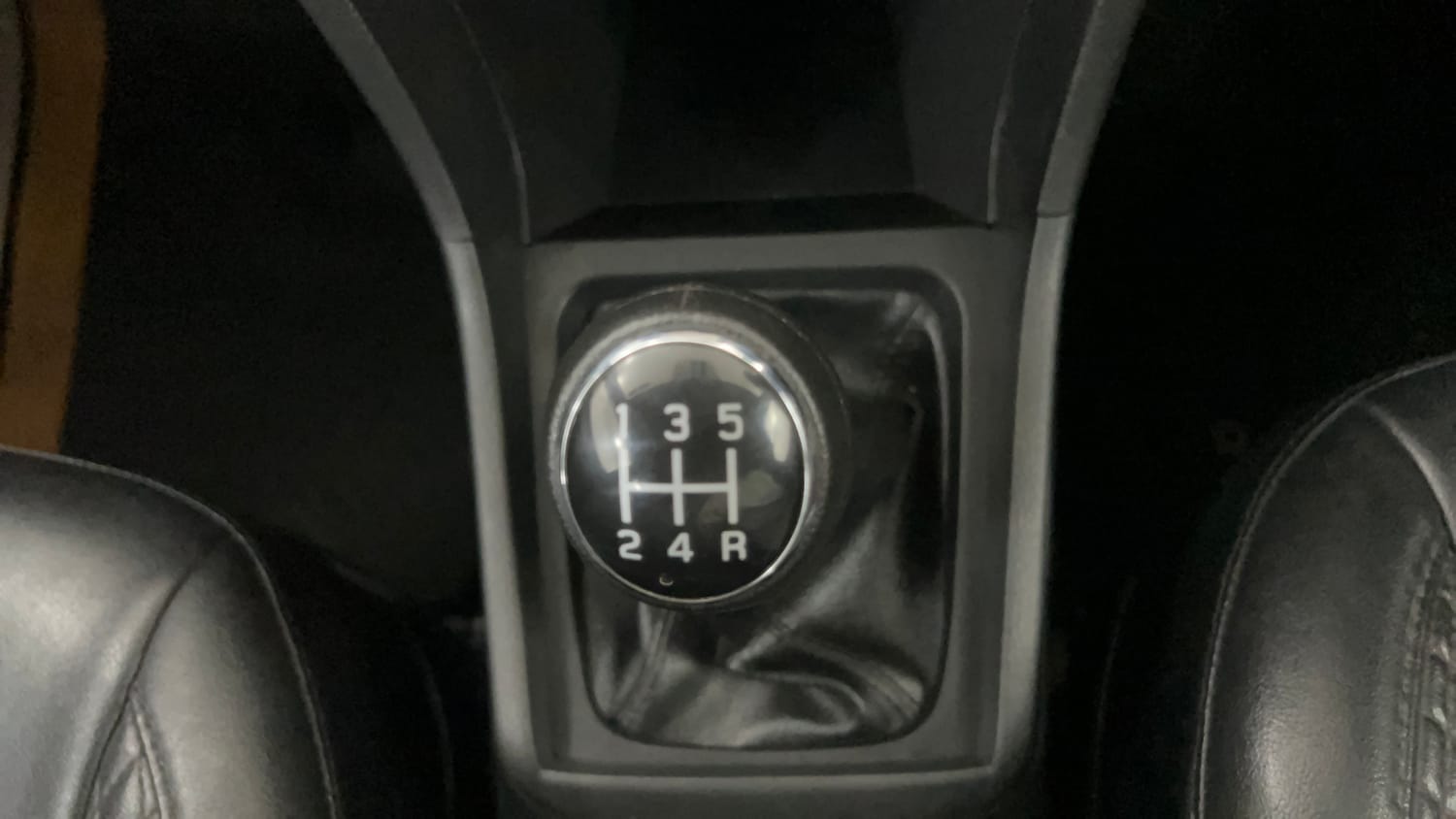 Used 2017 Maruti Suzuki Vitara Brezza ZDi+ Dual Tone Diesel Manual interior GEAR  KNOB VIEW