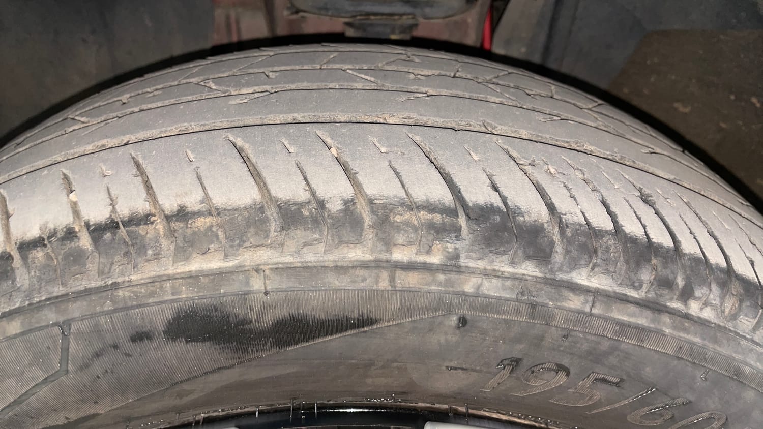Used 2023 Nissan Magnite XV Petrol Manual tyres LEFT FRONT TYRE TREAD VIEW