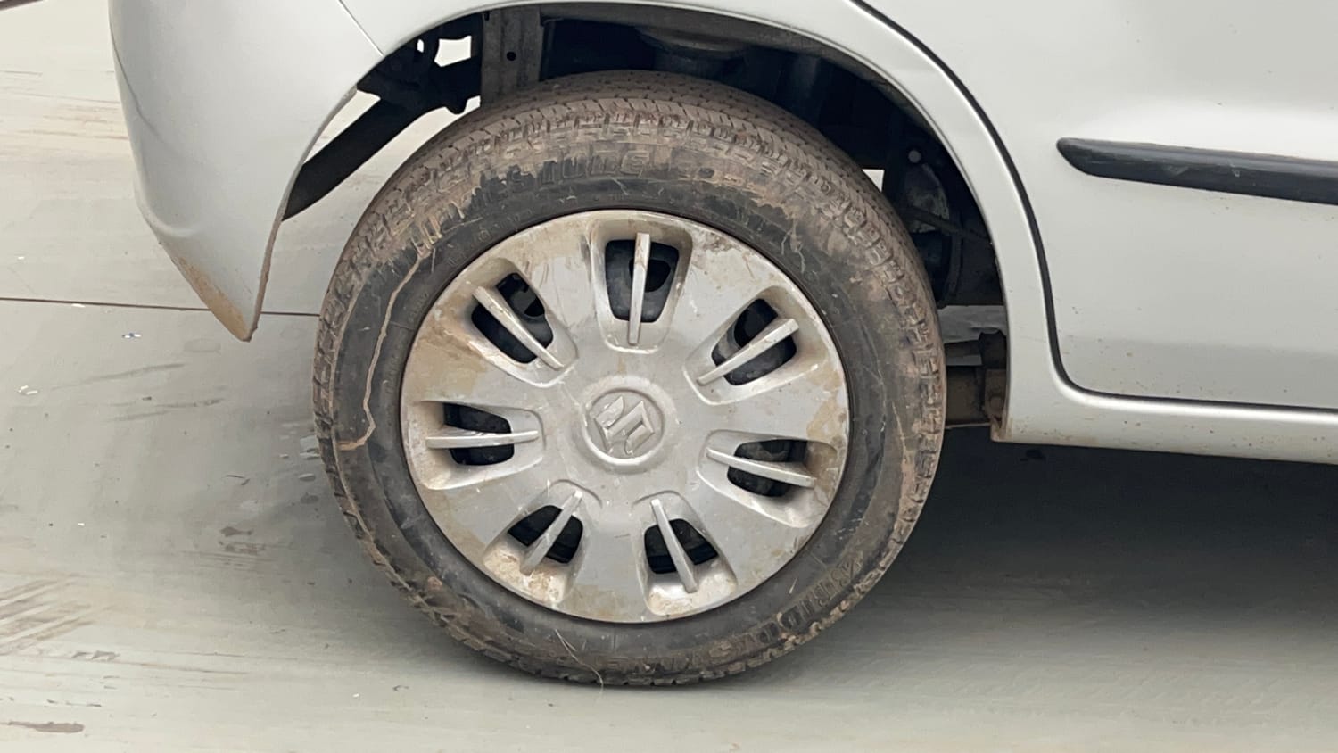 Used 2012 null Petrol Manual tyres RIGHT REAR TYRE RIM VIEW