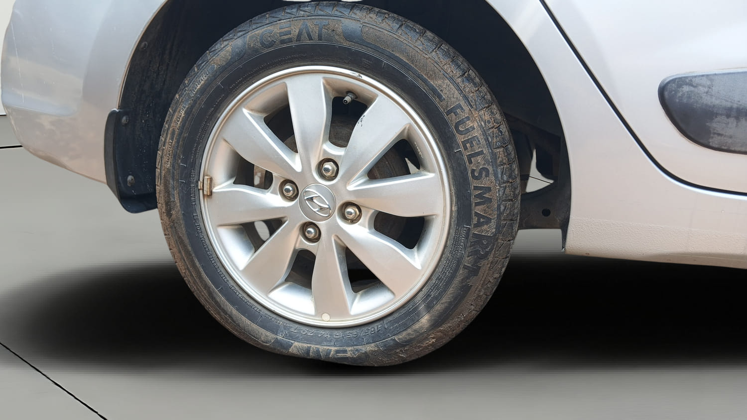 Used 2015 Hyundai Xcent S 1.2 (O) Petrol Manual tyres RIGHT REAR TYRE RIM VIEW