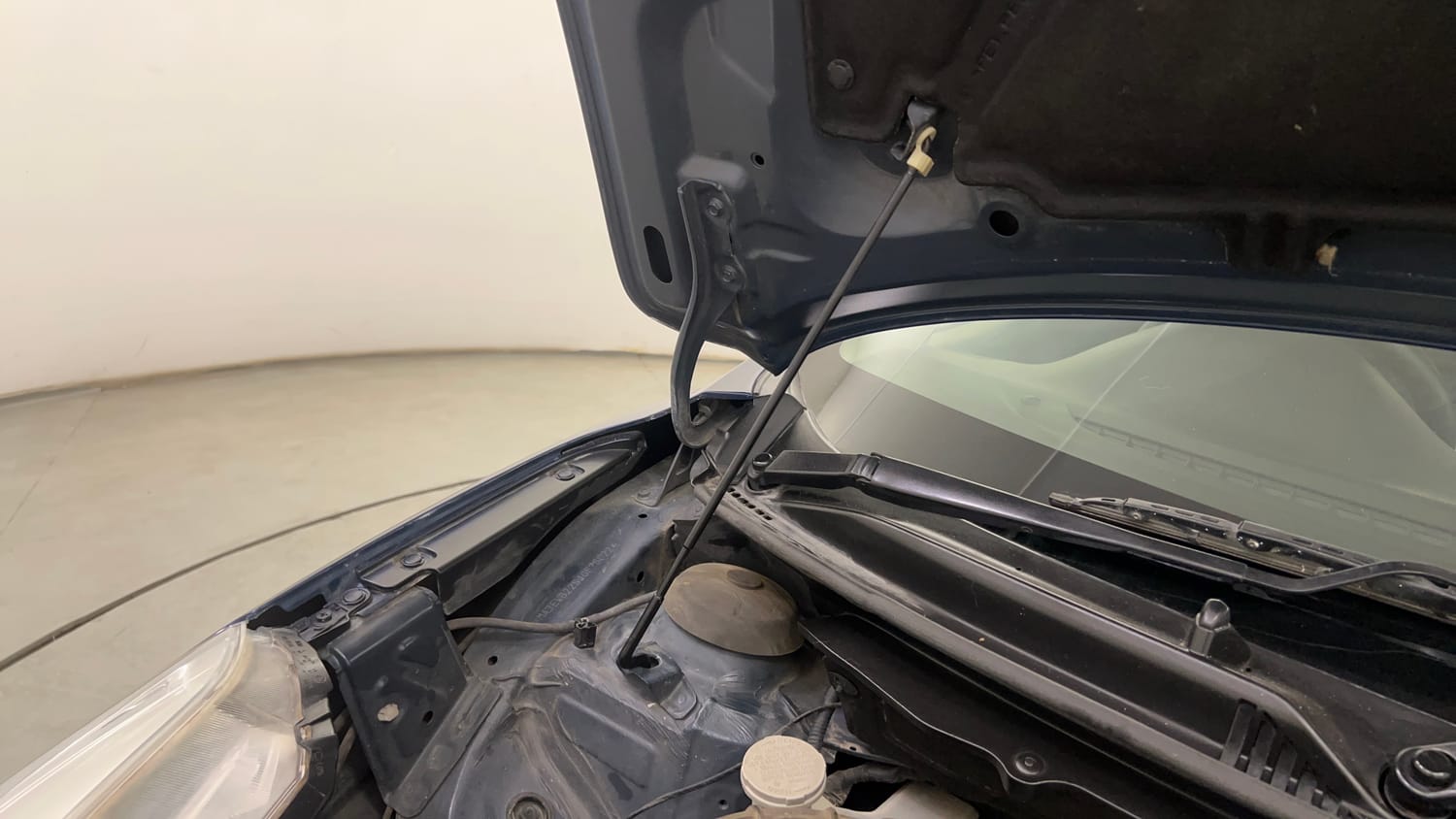 Used 2018 Maruti Suzuki Baleno Delta 1.2 Petrol Manual engine ENGINE RIGHT SIDE HINGE & APRON VIEW