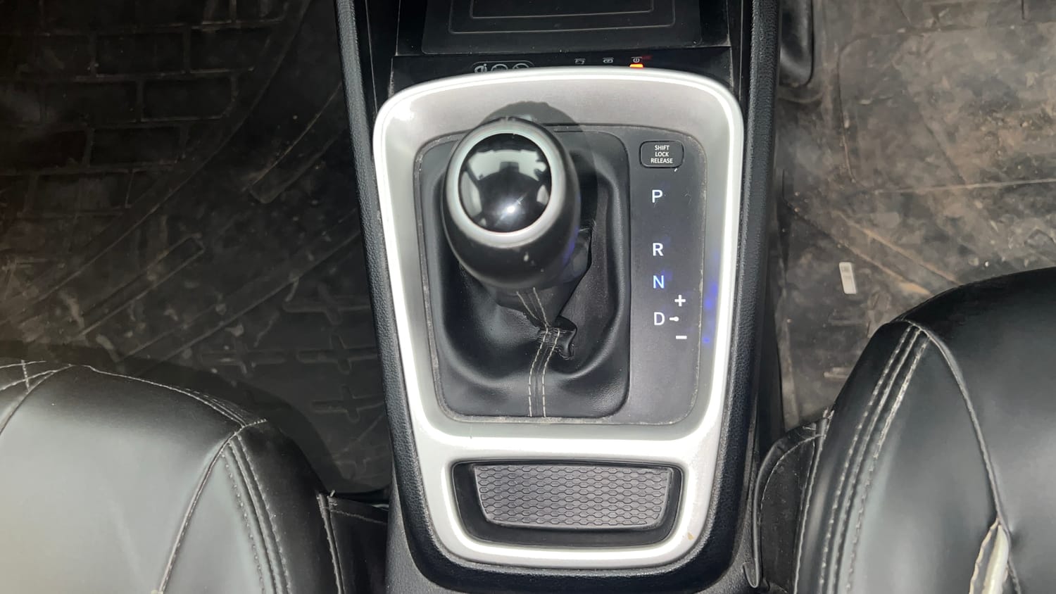 Used 2019 Hyundai Venue SX Plus 1.0 Turbo DCT Petrol Automatic interior GEAR  KNOB VIEW
