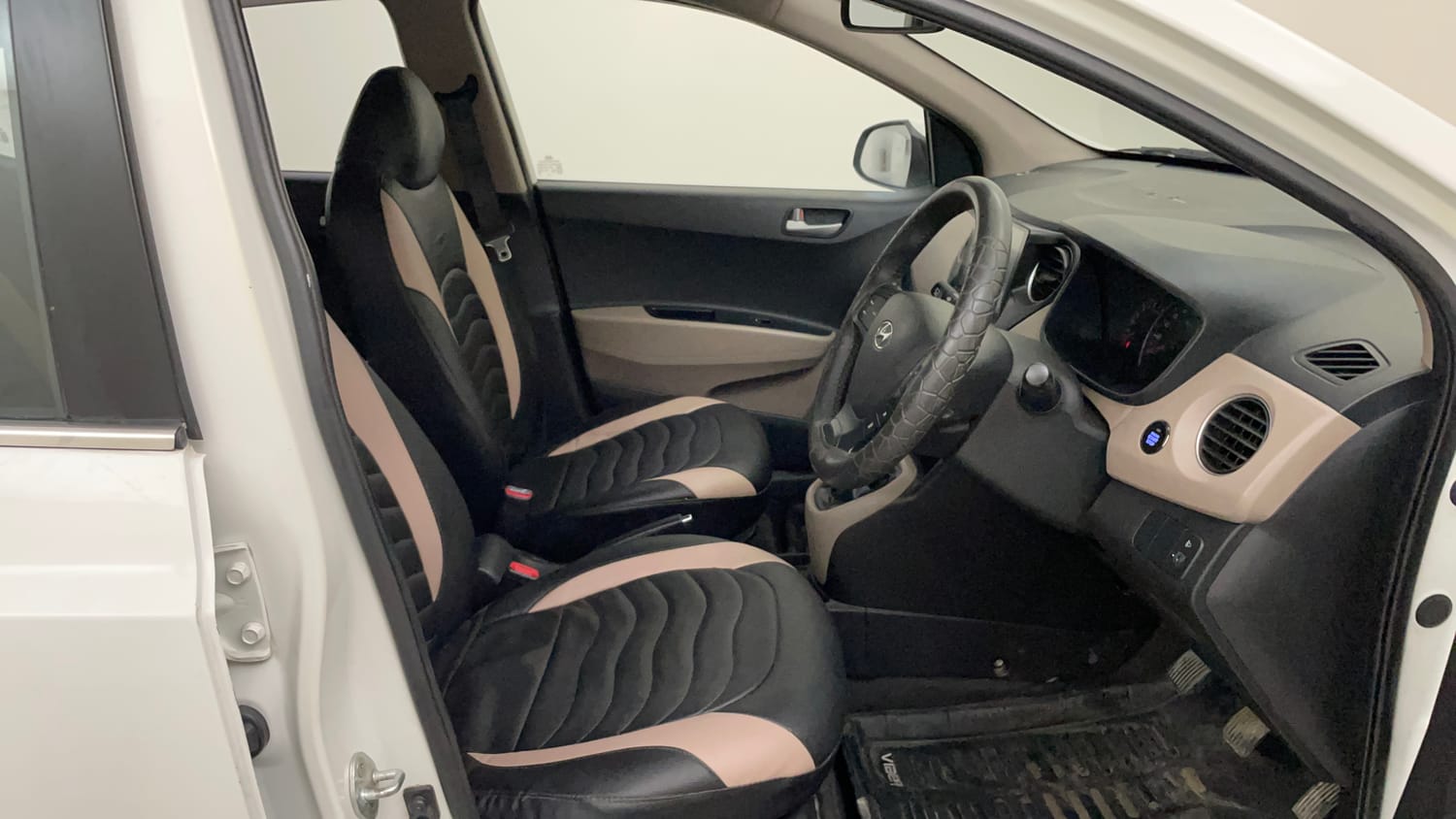 Used 2015 Hyundai Grand i10 Asta 1.2 Kappa VTVT (O) Petrol Manual interior RIGHT SIDE FRONT DOOR CABIN VIEW
