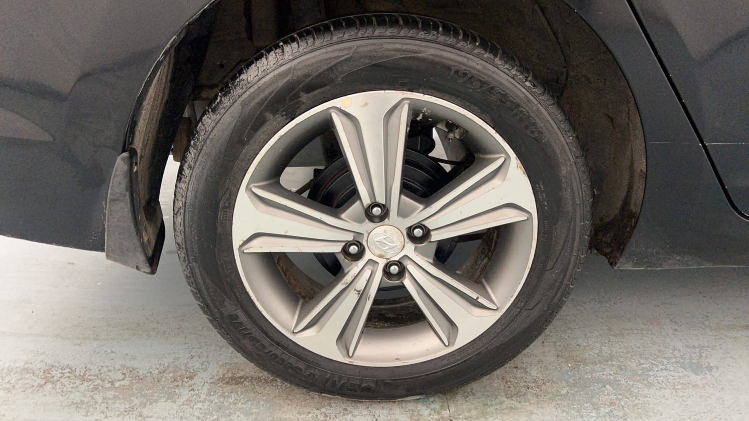 Used 2018 Hyundai Verna SX 1.6 VTVT Petrol Manual tyres RIGHT REAR TYRE RIM VIEW
