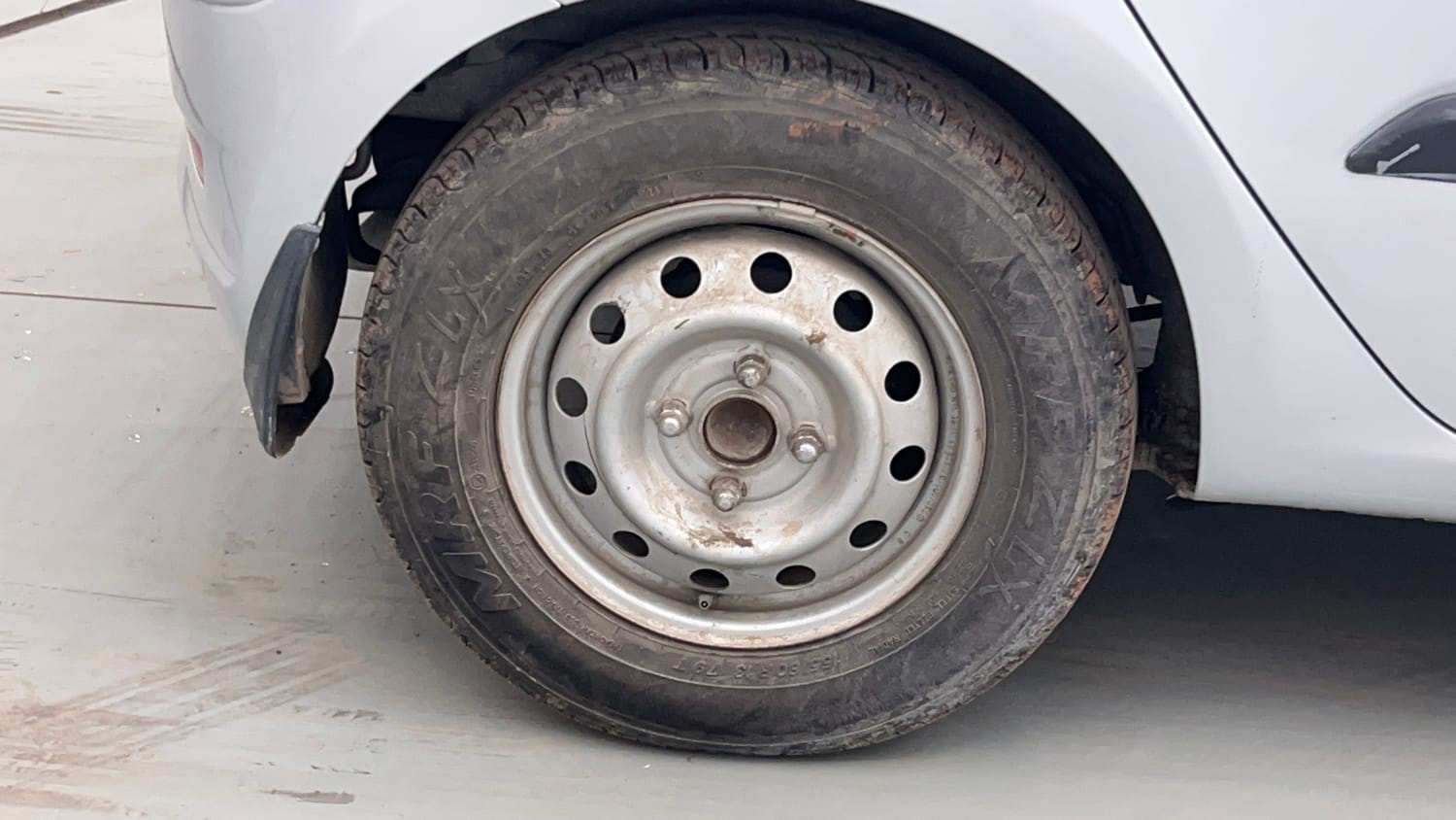 Used 2015 Hyundai i10 Magna 1.1 iRDE2 Petrol Manual tyres RIGHT REAR TYRE RIM VIEW