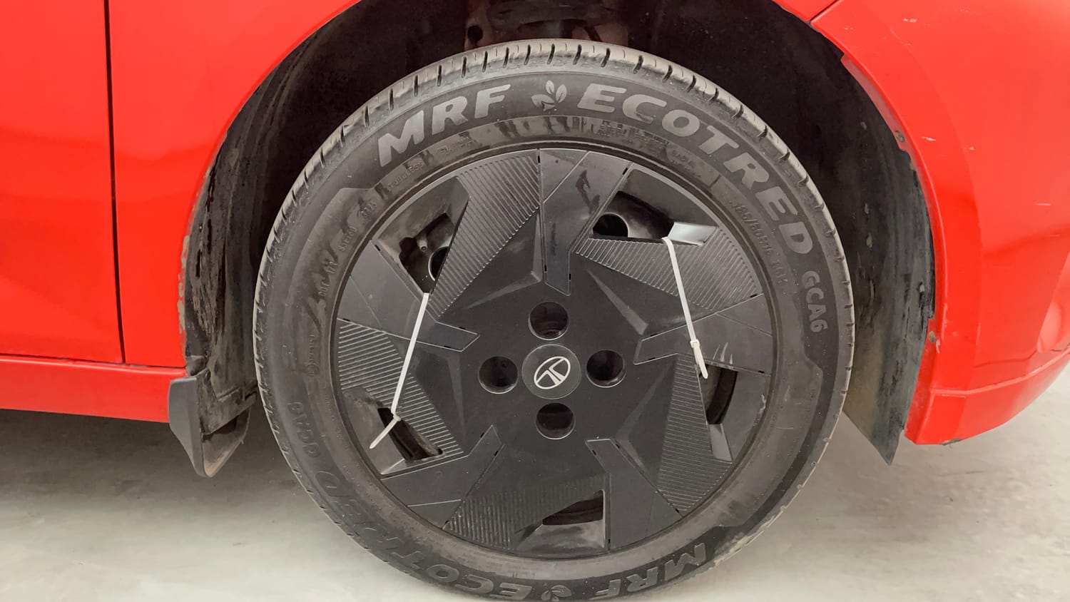 Used 2025 Tata Altroz Pure S Petrol 5AMT Petrol Automatic tyres RIGHT FRONT TYRE RIM VIEW