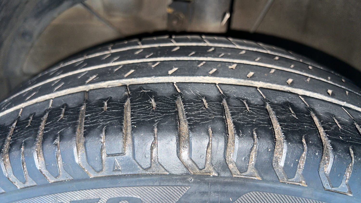 Used 2020 Maruti Suzuki XL6 Alpha MT Petrol Petrol Manual tyres LEFT FRONT TYRE TREAD VIEW