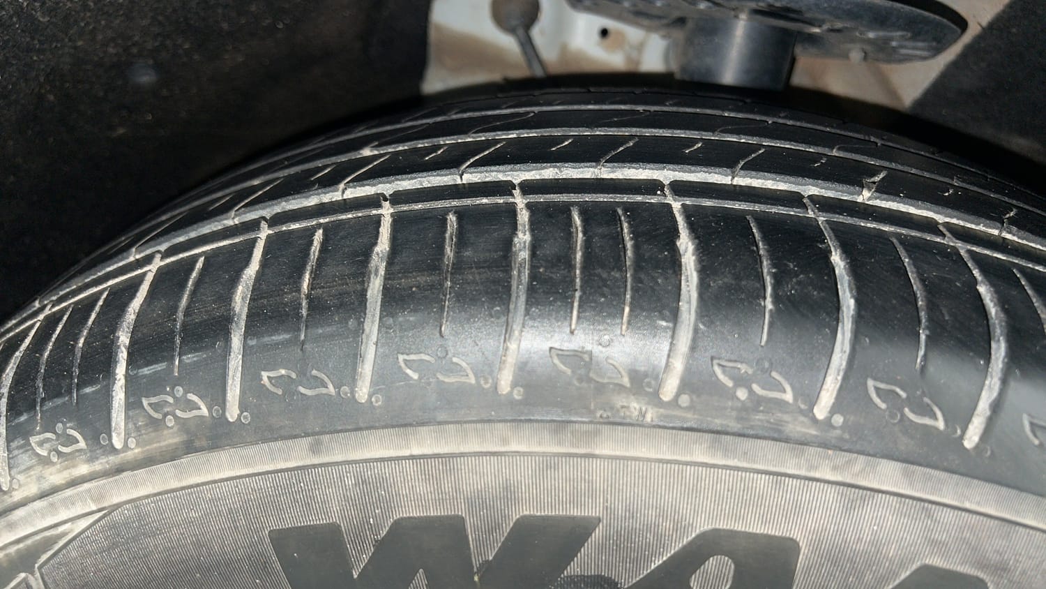 Used 2025 Mahindra XUV700 AX5 Petrol MT 7 STR Petrol Manual tyres RIGHT FRONT TYRE TREAD VIEW