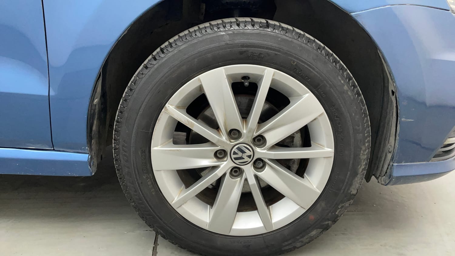 Used 2016 Volkswagen Ameo Highline 1.5L AT Diesel Automatic tyres RIGHT FRONT TYRE RIM VIEW