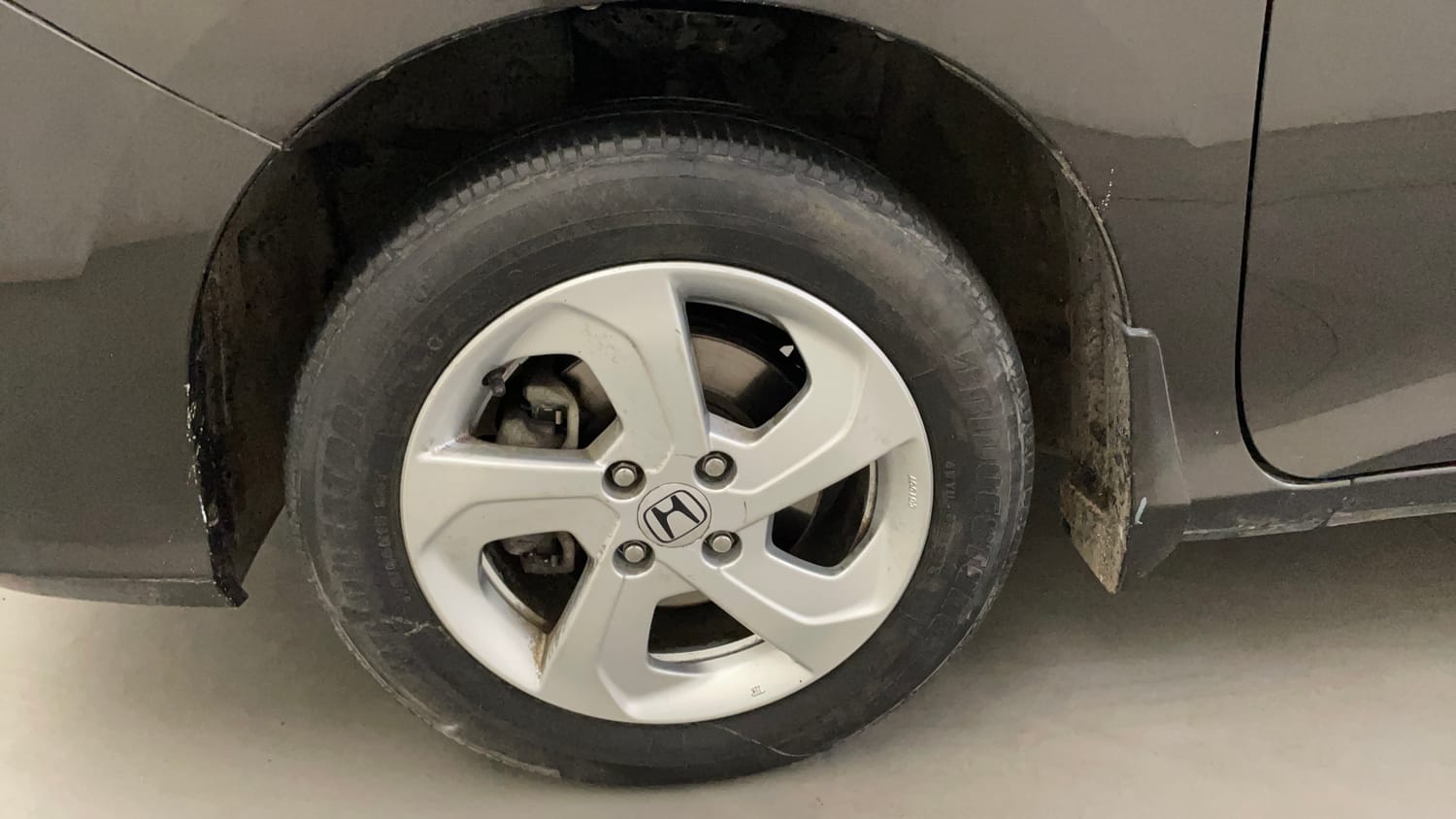 Used 2016 Honda City VX Petrol Manual tyres LEFT FRONT TYRE RIM VIEW