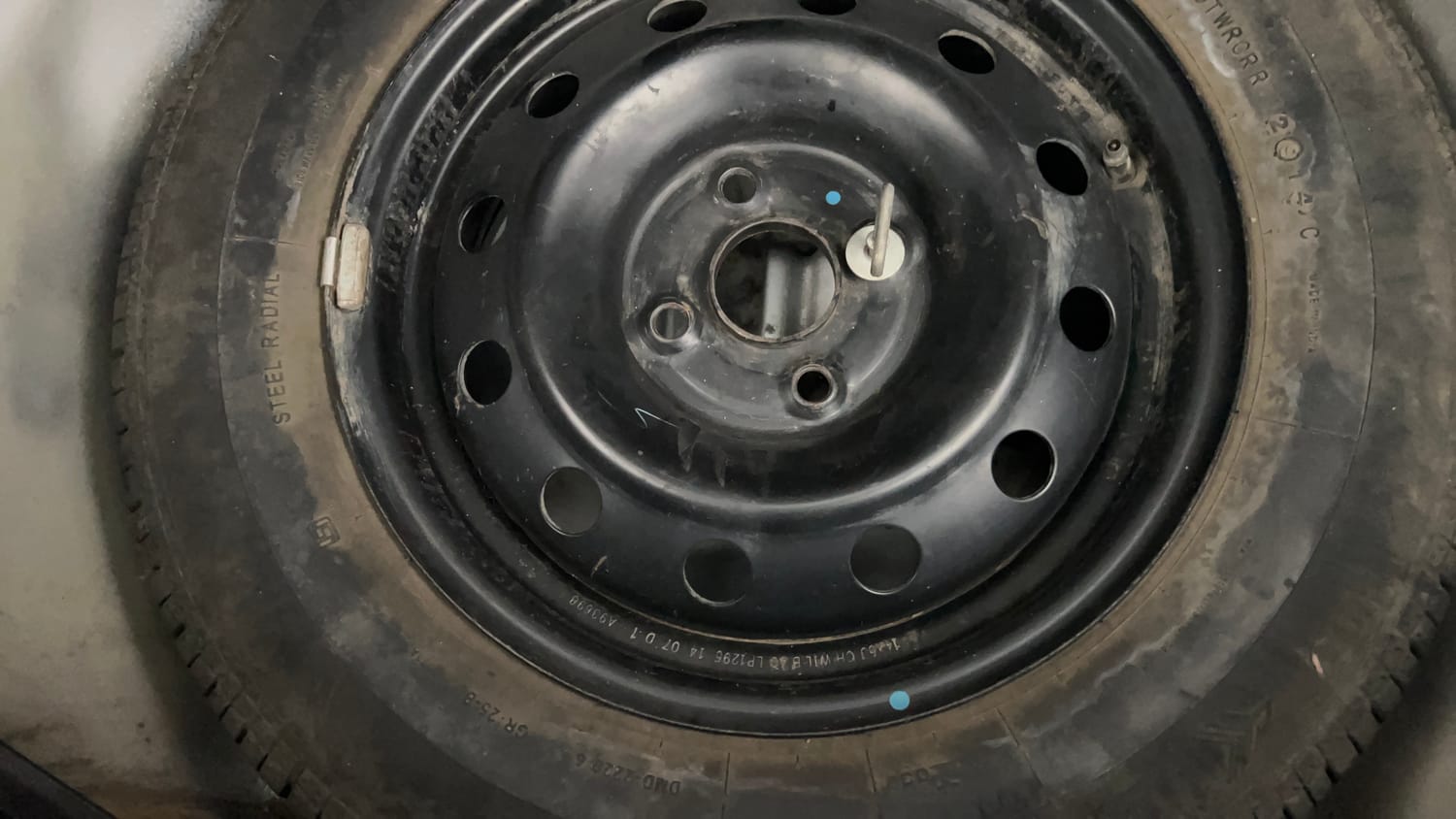 Used 2015 Maruti Suzuki Swift VXi Petrol Manual tyres SPARE TYRE VIEW