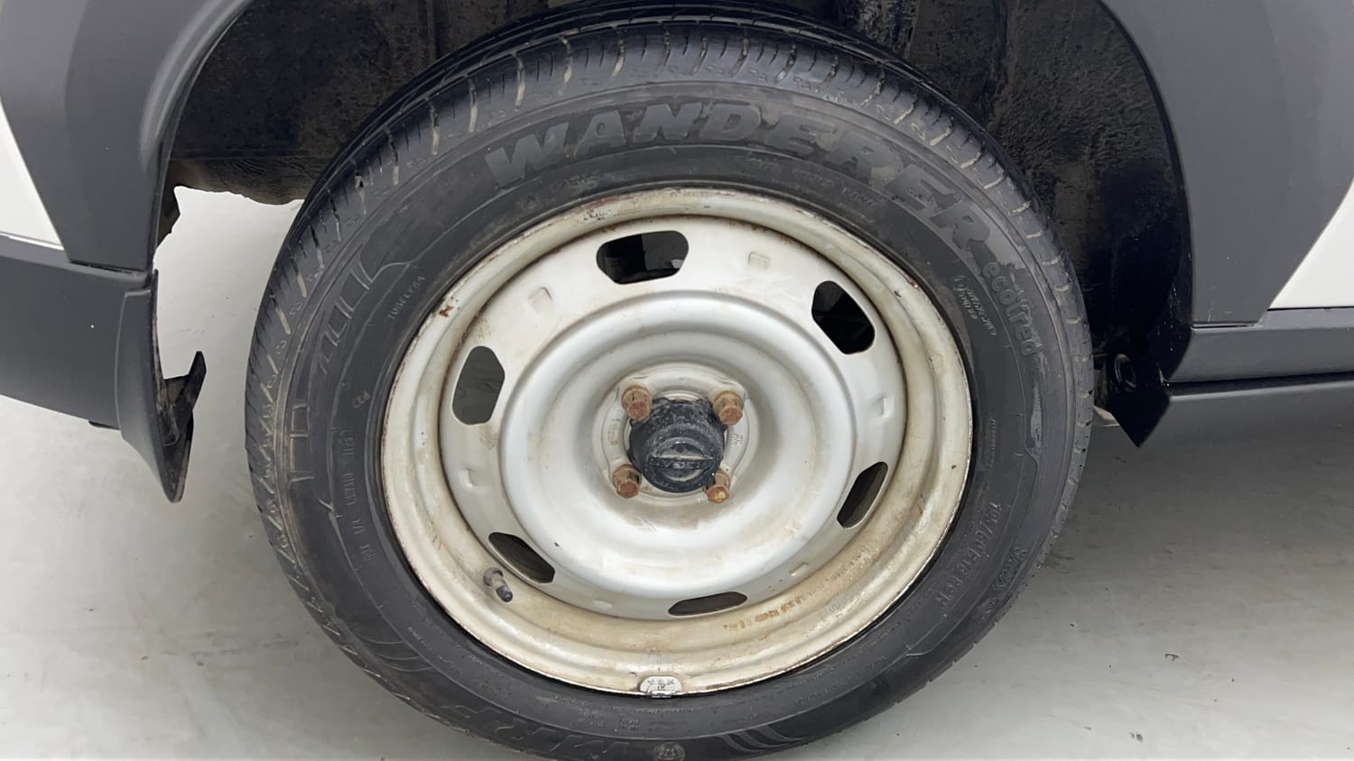 Used 2021 Nissan Magnite XE Petrol Manual tyres RIGHT REAR TYRE RIM VIEW