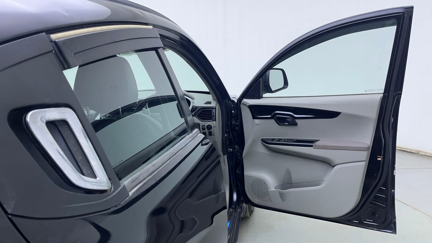 Used 2017 Mahindra KUV100 K6+ 5 STR Petrol Manual interior RIGHT FRONT DOOR OPEN VIEW