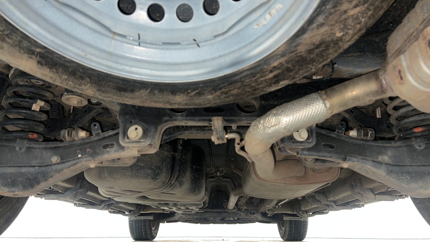 Used 2025 Mahindra XUV700 AX5 Petrol MT 7 STR Petrol Manual extra REAR UNDERBODY VIEW (TAKEN FROM REAR)