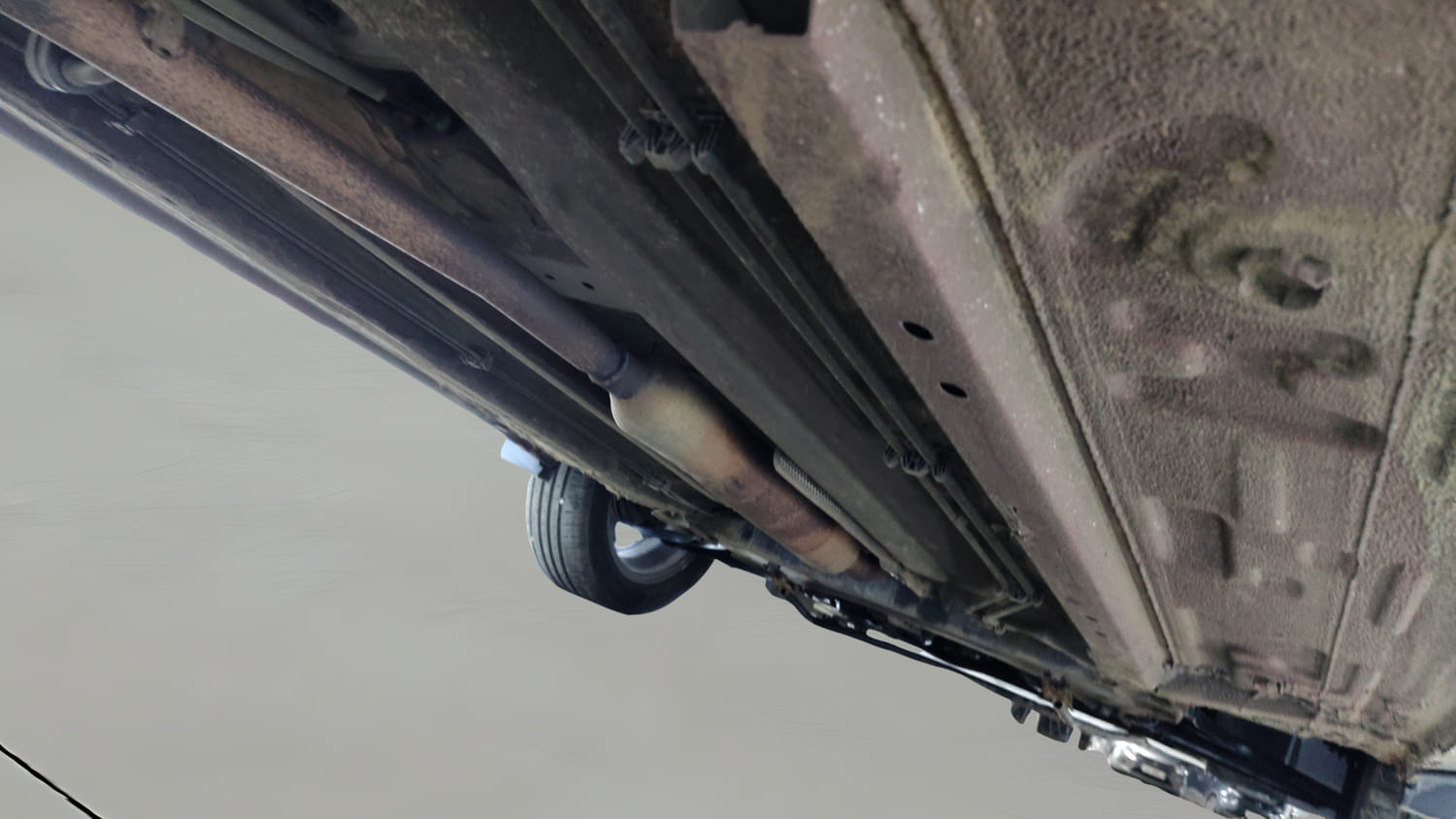 Used 2021 Renault Kiger RXZ Turbo CVT Dual Tone Petrol Automatic extra REAR RIGHT UNDERBODY VIEW