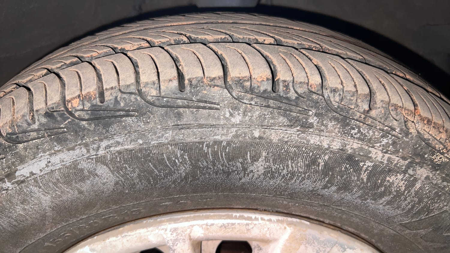 Used 2015 Hyundai i10 Magna 1.1 iRDE2 Petrol Manual tyres RIGHT FRONT TYRE TREAD VIEW