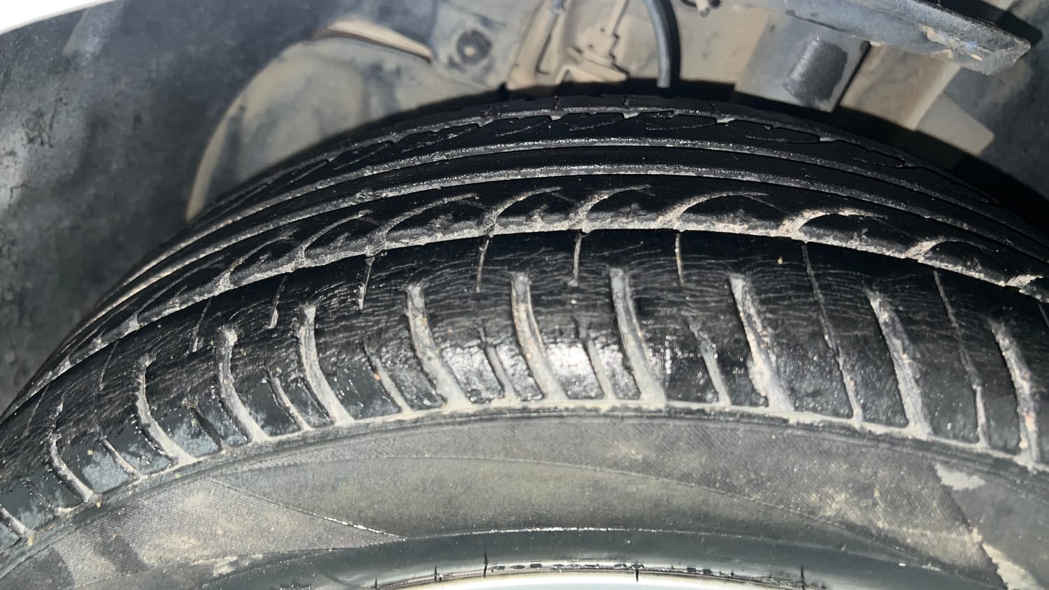 Used 2018 Tata Tiago Revotron XZ Plus Petrol Manual tyres LEFT FRONT TYRE TREAD VIEW