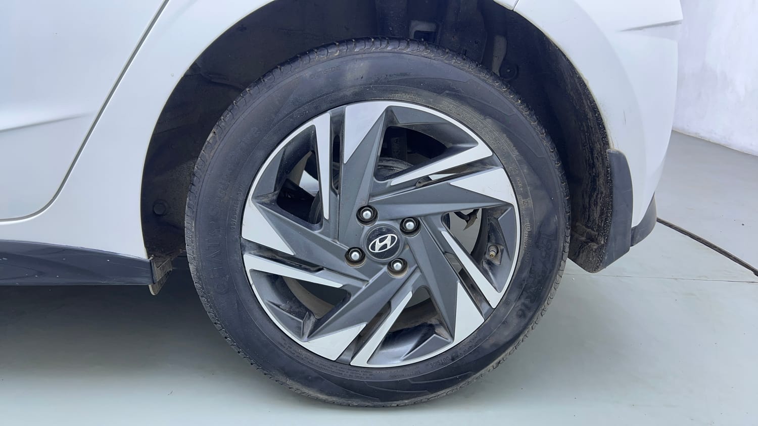 Used 2023 Hyundai New i20 Asta (O) 1.2 MT Petrol Manual tyres LEFT REAR TYRE RIM VIEW