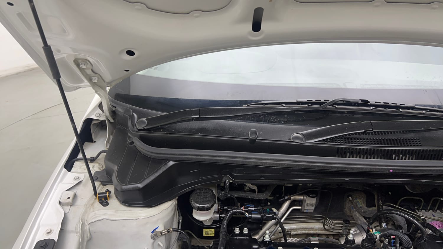Used 2024 Hyundai i20 Sportz 1.2 MT Petrol Manual engine ENGINE RIGHT SIDE HINGE & APRON VIEW