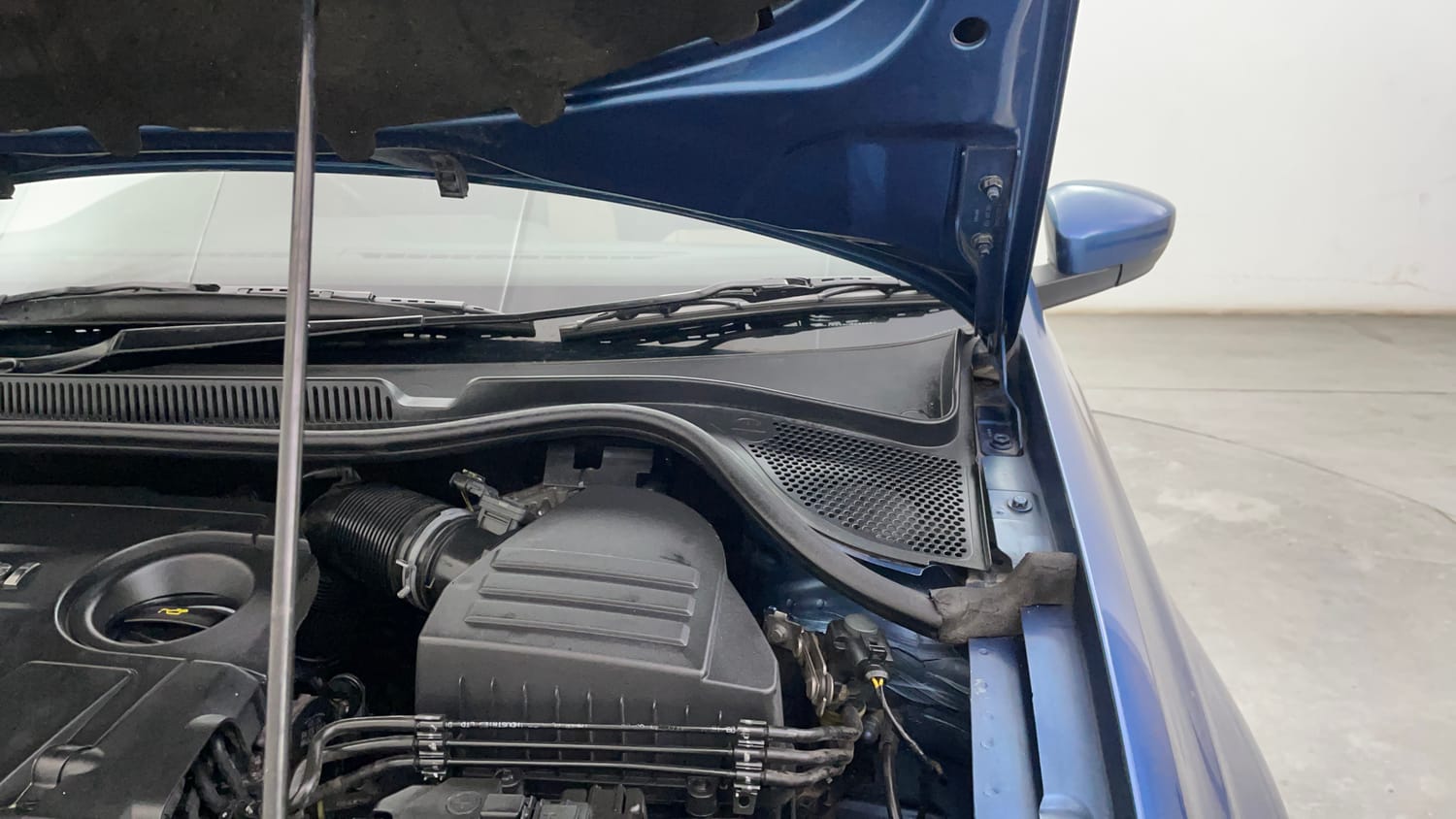 Used 2016 Volkswagen Ameo Highline 1.5L AT Diesel Automatic engine ENGINE LEFT SIDE HINGE & APRON VIEW