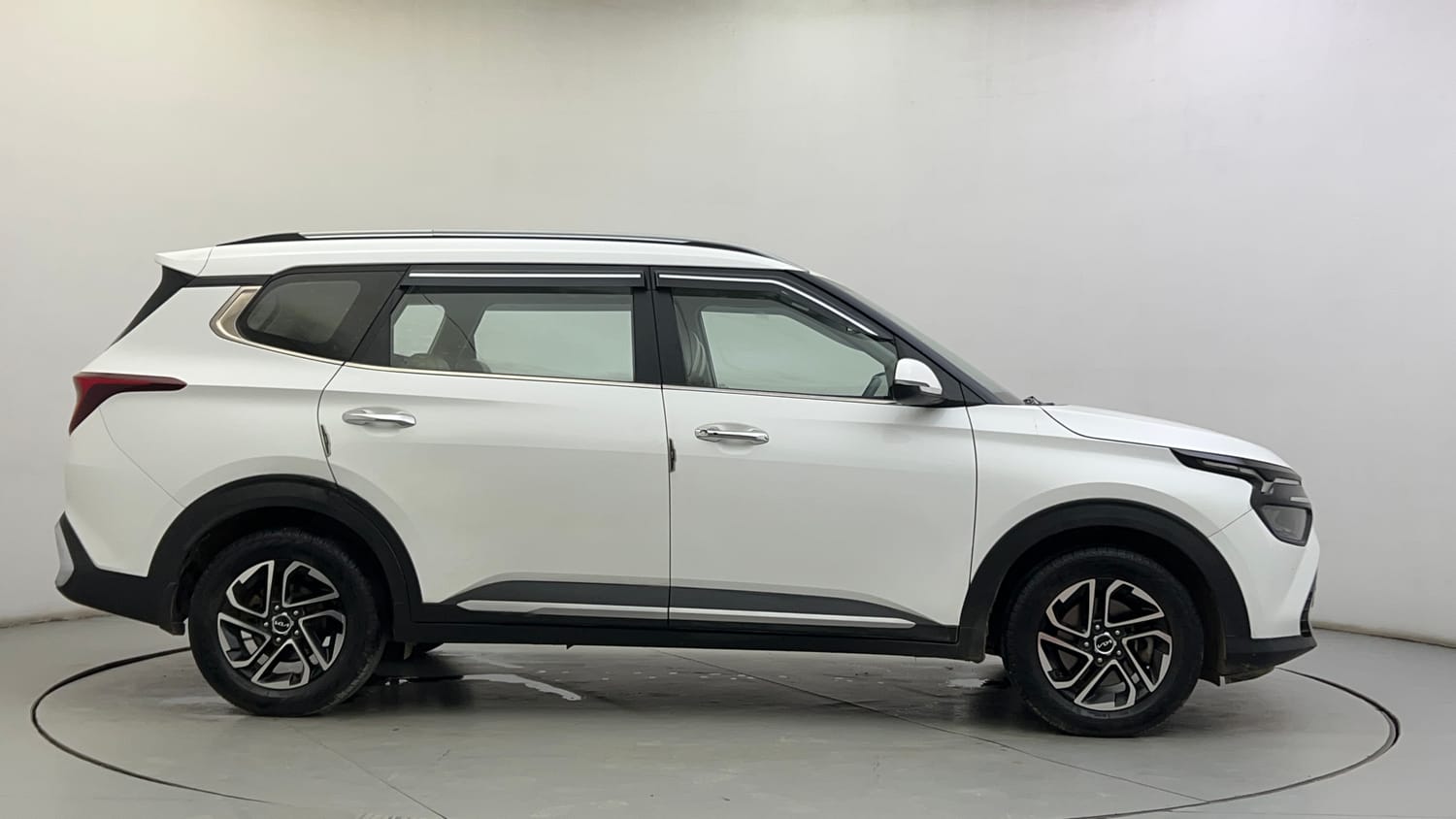 Used 2022 Kia Carens Luxury Plus 1.4 Petrol 7 STR Petrol Manual exterior RIGHT SIDE VIEW
