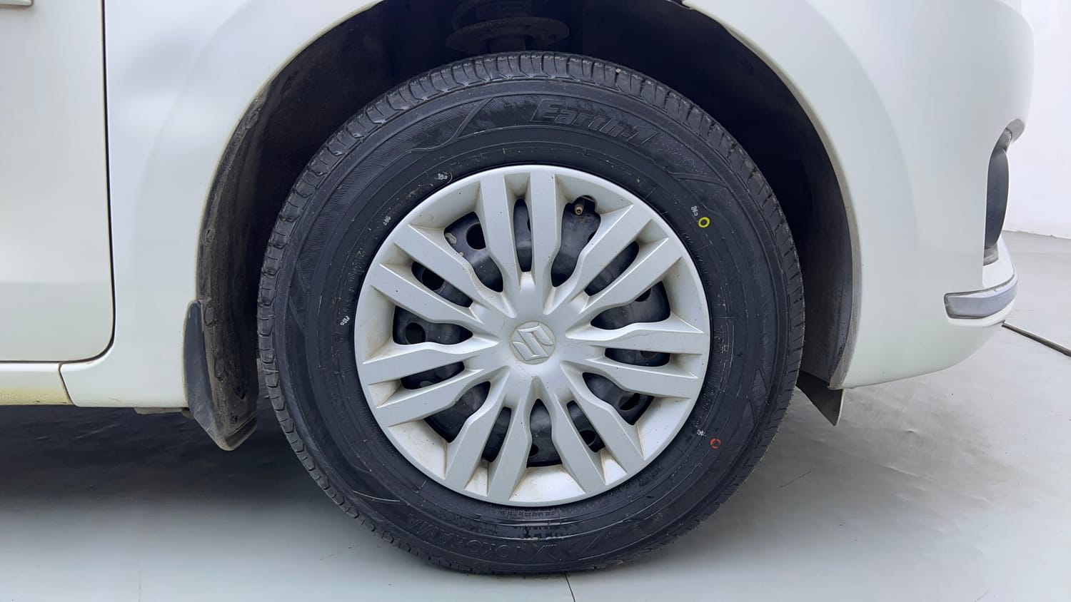 Used 2017 Maruti Suzuki Dzire VXi AMT Petrol Automatic tyres RIGHT FRONT TYRE RIM VIEW