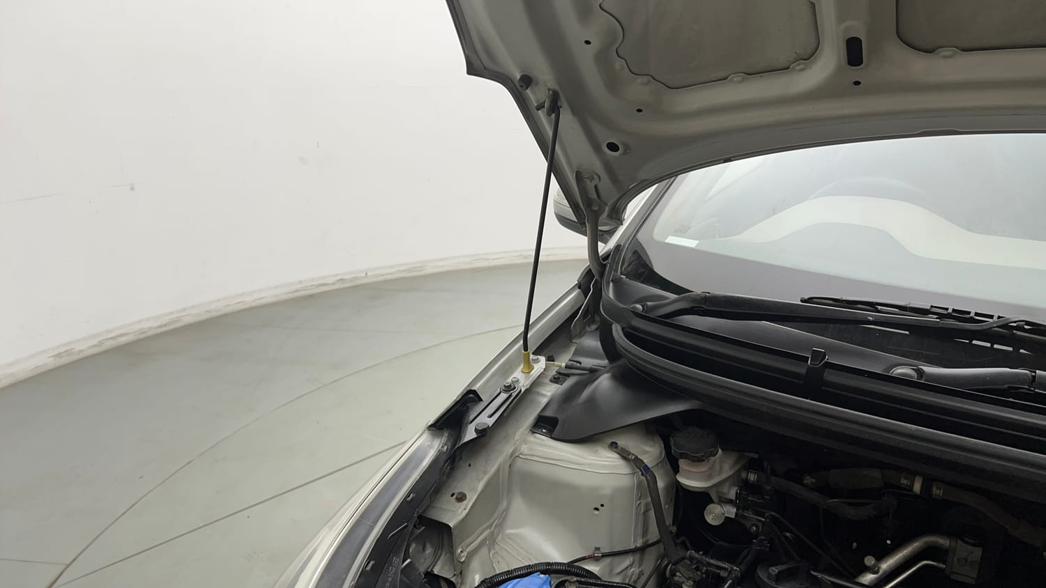 Used 2018 Hyundai Elite i20 Sportz 1.2 Petrol Manual engine ENGINE RIGHT SIDE HINGE & APRON VIEW
