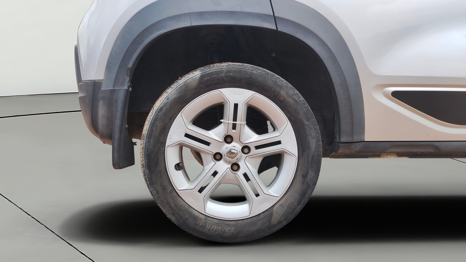 Used 2021 Renault Kiger RXT MT Petrol Manual tyres RIGHT REAR TYRE RIM VIEW
