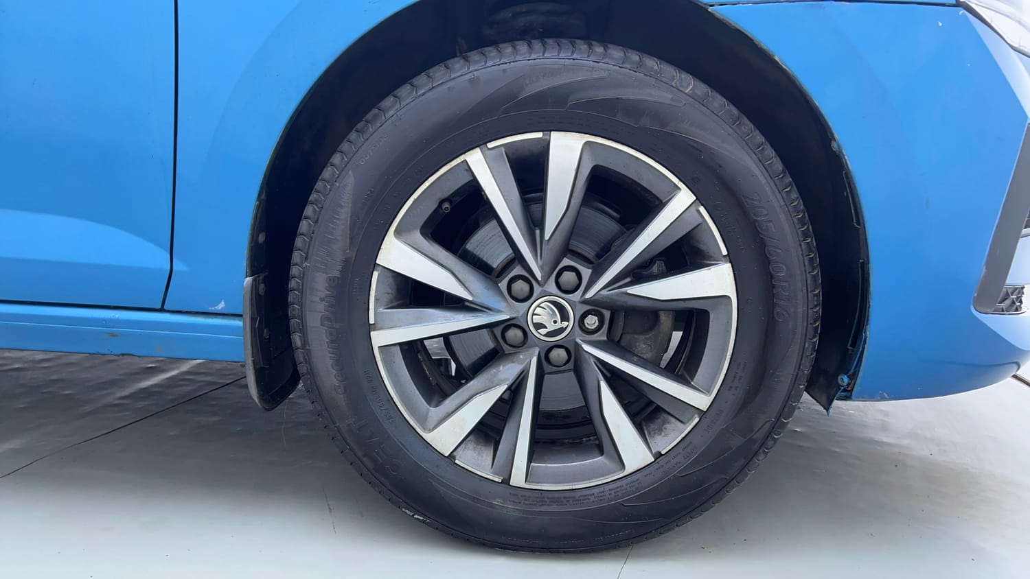 Used 2022 Skoda Slavia Style 1.0L TSI MT Petrol Manual tyres RIGHT FRONT TYRE RIM VIEW
