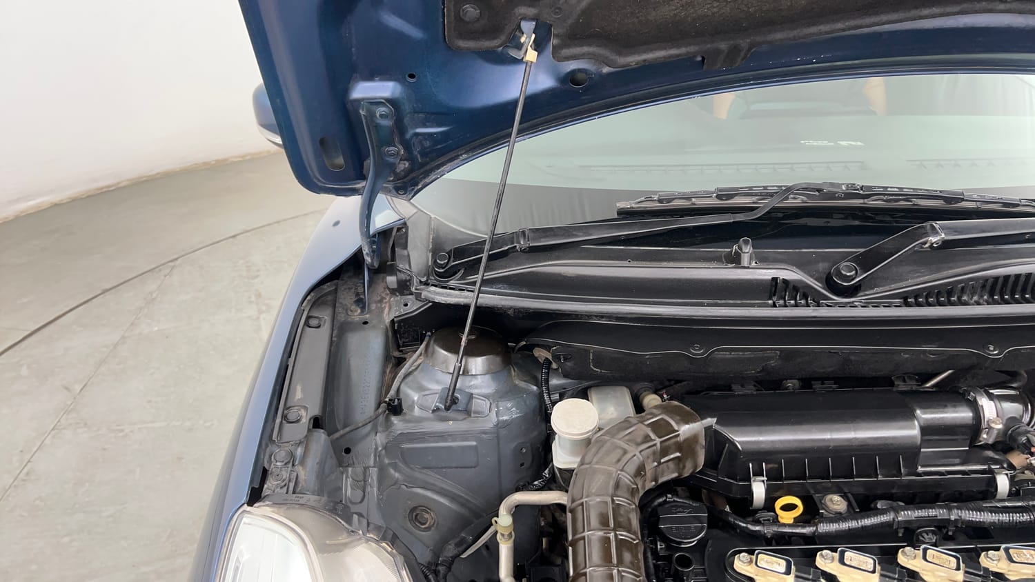 Used 2016 Maruti Suzuki Baleno Zeta 1.2 Petrol Manual engine ENGINE RIGHT SIDE HINGE & APRON VIEW