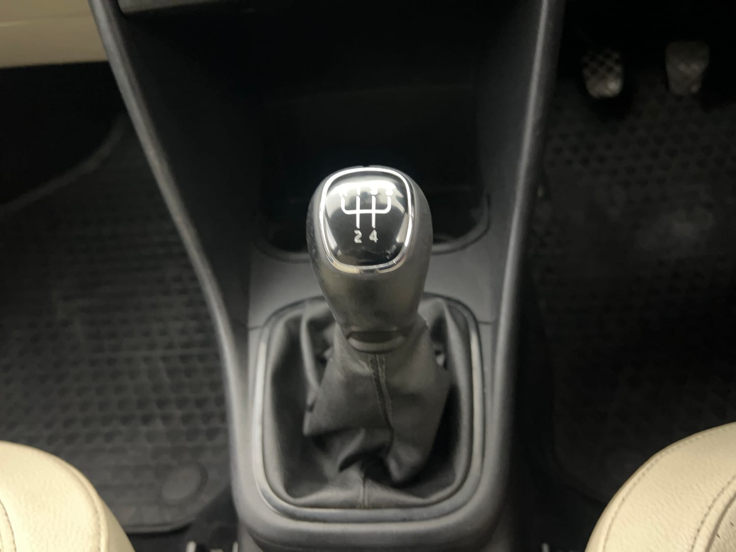 Used 2018 Skoda Rapid Style 1.6 MPI Petrol Manual interior GEAR  KNOB VIEW